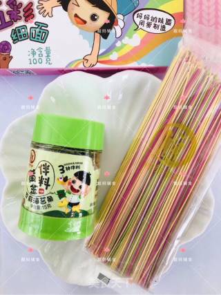 五彩细面的做法步骤：1