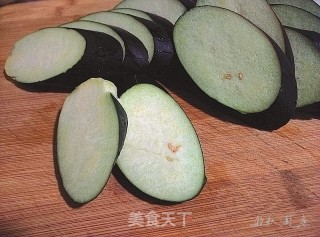 避风塘茄子的做法步骤：1