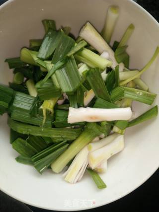 豆腐皮炒蒜苗的做法步骤：2