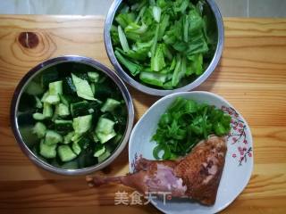 鸡腿拌黄瓜的做法步骤：1
