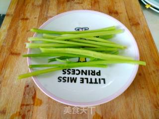 芹菜拌黄豆芽的做法步骤：1