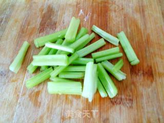 芹菜拌黄豆芽的做法步骤：2