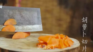 甘笋木耳炒虾仁的做法步骤：2