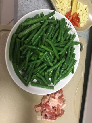 豇豆炒肉的做法步骤：1