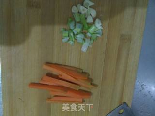 清炒芹菜胡萝卜的做法步骤：2