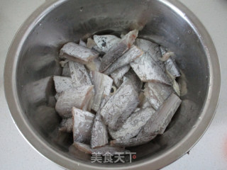 红烧带鱼的做法步骤：1