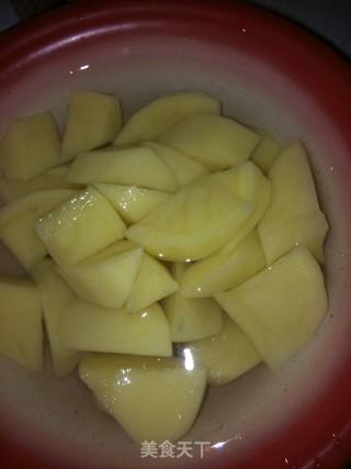 土豆烧鸡的做法步骤：2