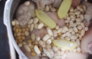 黄豆花生猪蹄汤的做法步骤：5