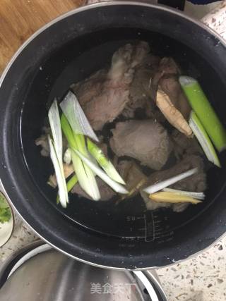 家常版牛肉粉丝汤的做法步骤：3