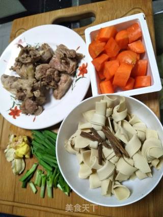 鸭边腿烧千张结的做法步骤：3