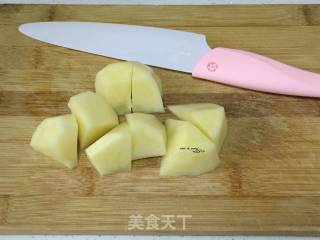 胡萝卜土豆炖牛肉的做法步骤：2
