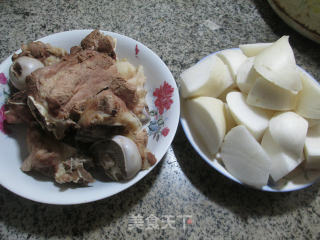 萝卜筒骨汤的做法步骤：1