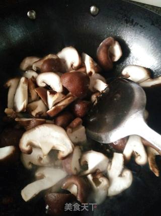 香菇炒肉片的做法步骤：4