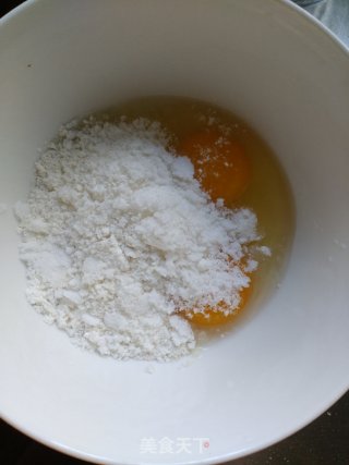 #烤箱美食#蛋黄小饼干的做法步骤：2