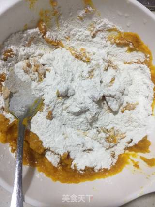 豆沙南瓜饼的做法步骤：2