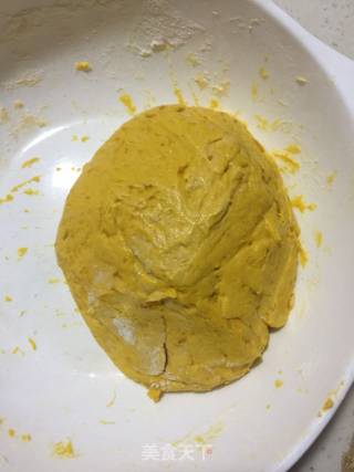 豆沙南瓜饼的做法步骤：3
