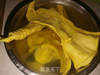 笋干焖鸭的做法步骤：1
