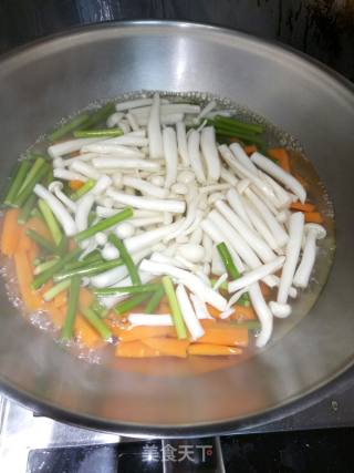 素炒海鲜菇的做法步骤：3