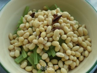 黄豆拌香芹的做法步骤：5