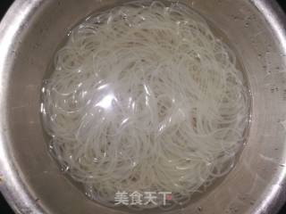 蒜苗肉丝烧粉丝的做法步骤：1