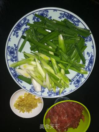 蒜苗肉丝烧粉丝的做法步骤：2