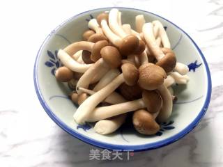 蟹味菇虾仁汤的做法步骤：1