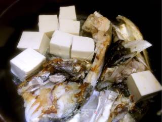鱼头焖豆腐的做法步骤：2