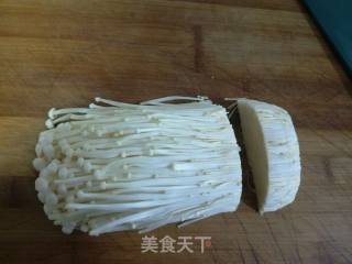 剁椒五花肉卷金针菇的做法步骤：1