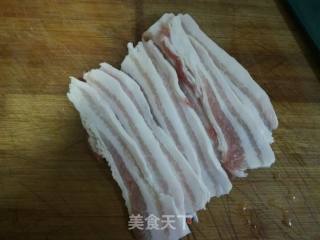 剁椒五花肉卷金针菇的做法步骤：2