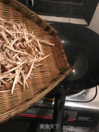 尖椒炝炒茶树菇的做法步骤：3