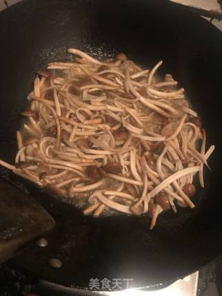 尖椒炝炒茶树菇的做法步骤：4