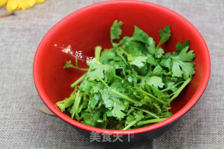 香菜拌木耳的做法步骤：2