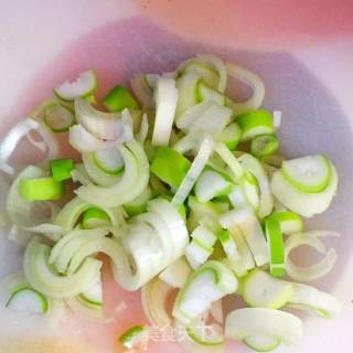 五花肉炒辣白菜的做法步骤：2