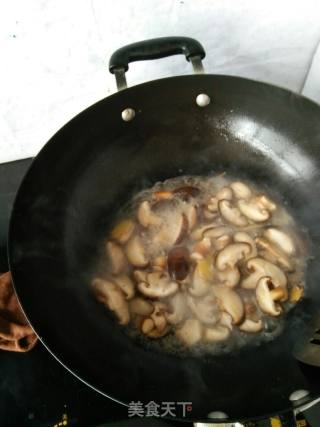 香菇炖豆腐的做法步骤：3