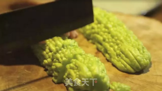 苦瓜排骨汤的做法步骤：1