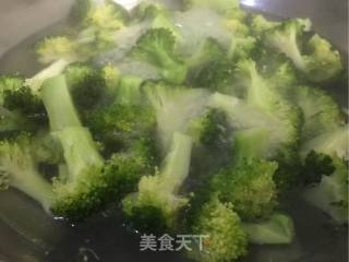 虾仁炒西兰花的做法步骤：1