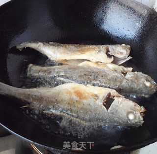 红烧野生鲈鱼的做法步骤：3
