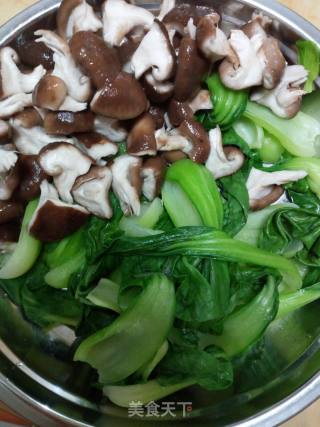 香菇扒油菜的做法步骤：1