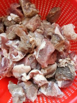 牛肉炖土豆的做法步骤：1
