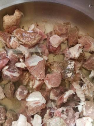 牛肉炖土豆的做法步骤：2