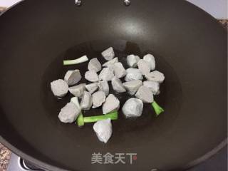 百合炒鱼丸的做法步骤：5