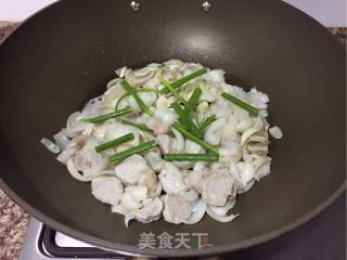 百合炒鱼丸的做法步骤：8