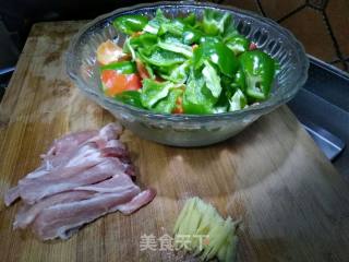 青椒炒肉的做法步骤：1