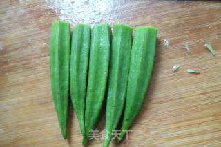 秋葵炒鸡蛋的做法步骤：1