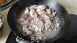 干锅羊肉的做法步骤：1