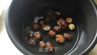 香菇滑鸡的做法步骤：1