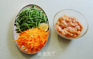 豆瓣酱炒蒜苔鸡胸肉的做法步骤：2