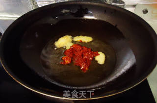 豆瓣酱炒蒜苔鸡胸肉的做法步骤：3