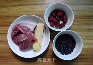 黑豆黄芪牛肉汤的做法步骤：1