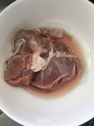 洋葱爆羊肉的做法步骤：1